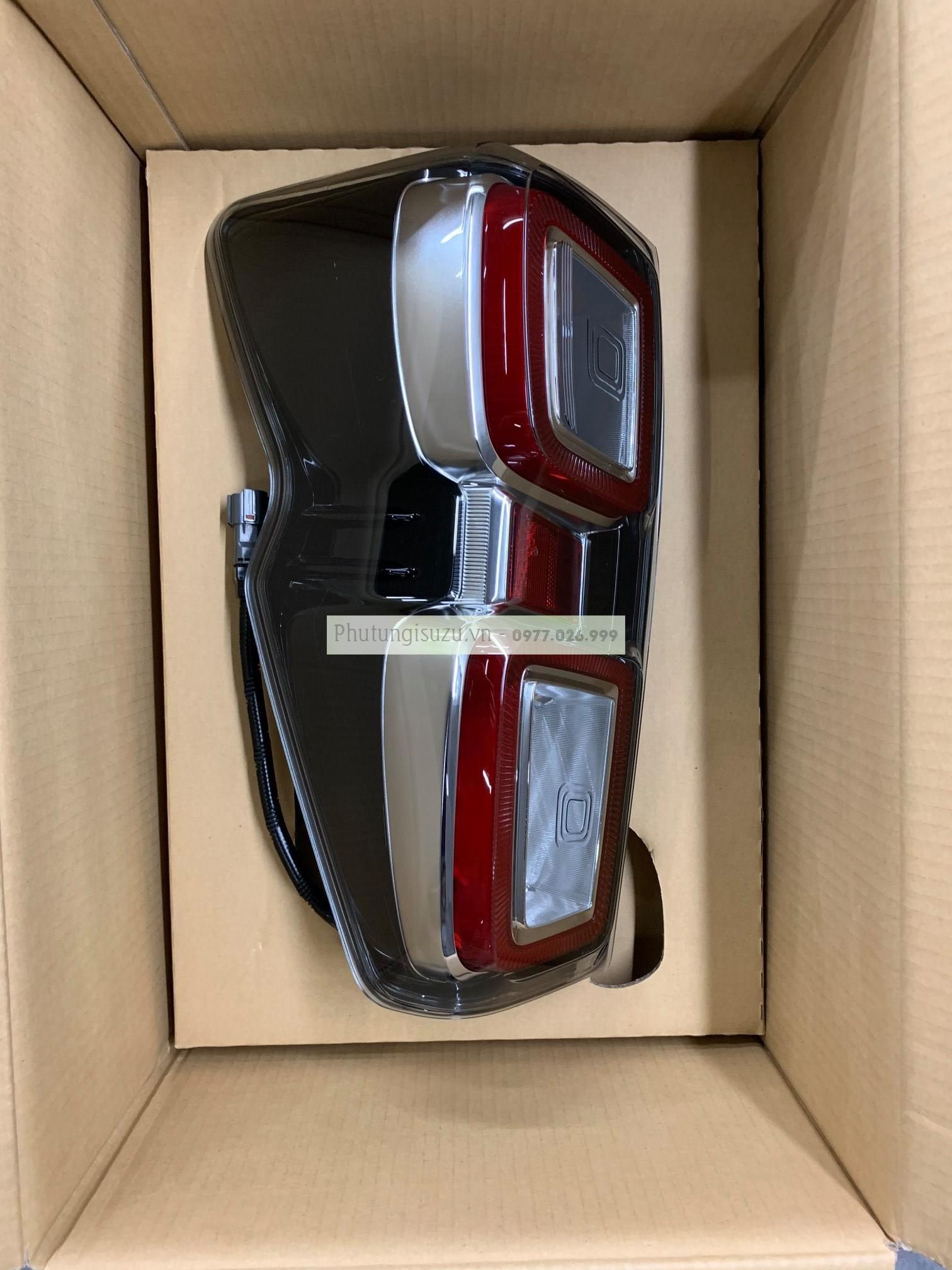 đèn hậu lái dmax 2021